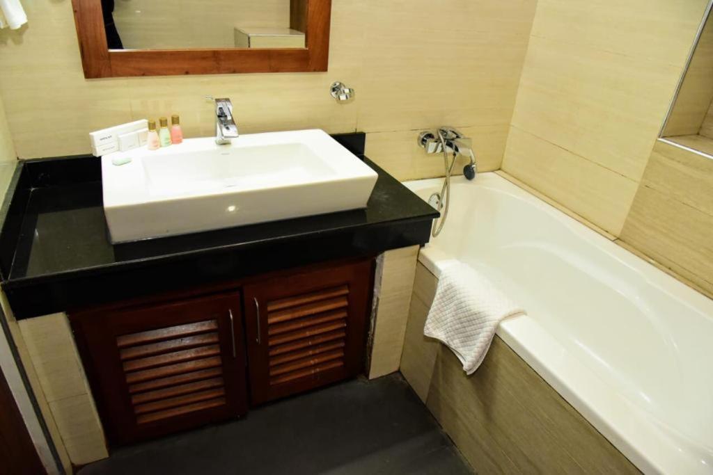 Aswadduma Hotel Дамбула Екстериор снимка
